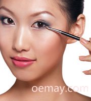 　　有很多人通过整形来实现大眼睛、双眼皮的梦想。开